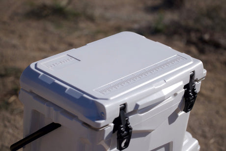 NISMO White 20-Quart Ice Box