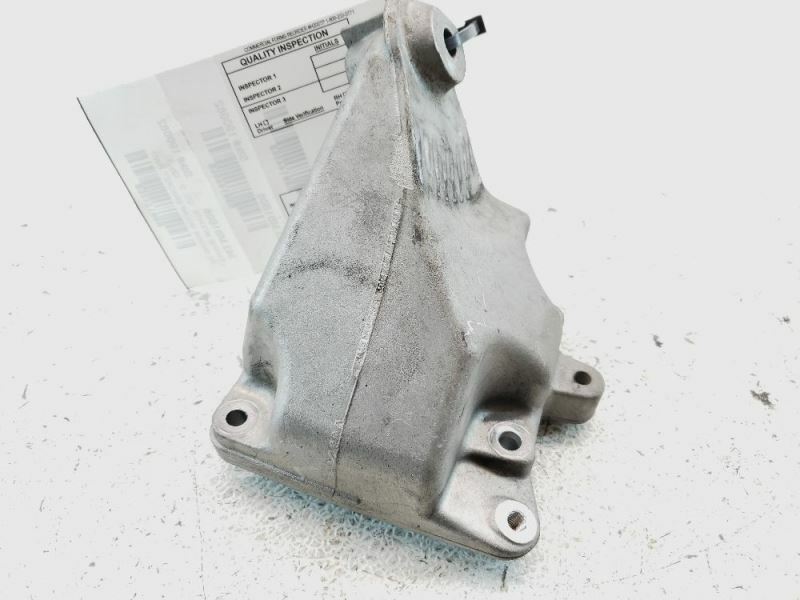 F/L ENGINE MOUNT BRACKET, RWD