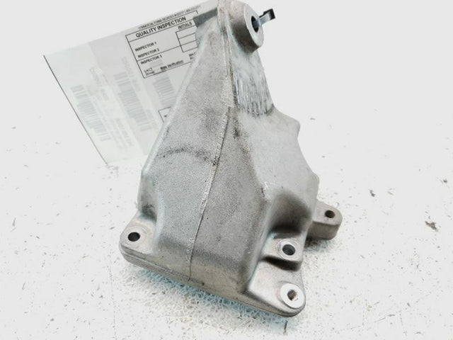F/L ENGINE MOUNT BRACKET, RWD
