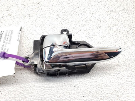 LH INTERIOR DOOR HANDLE BLK/ CHROME